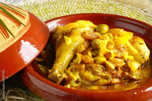 Fotografía Moroccan chicken with preserved lemons, green olives and raisins
