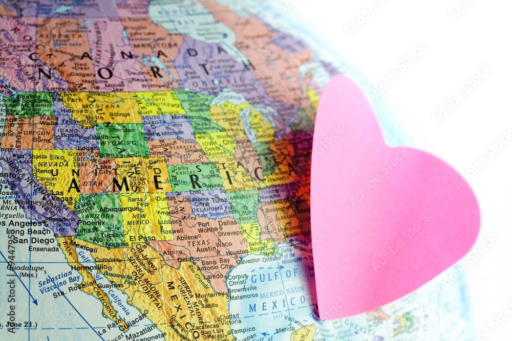 Naklejka premium Earth globe and paper heart