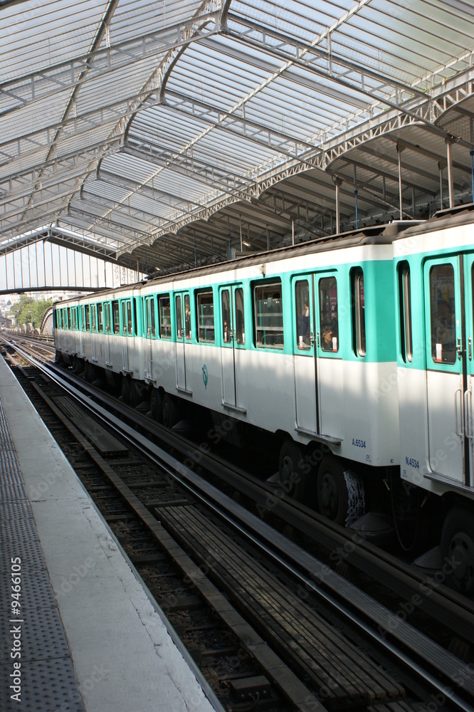 Fototapeta premium Metro w Paryżu