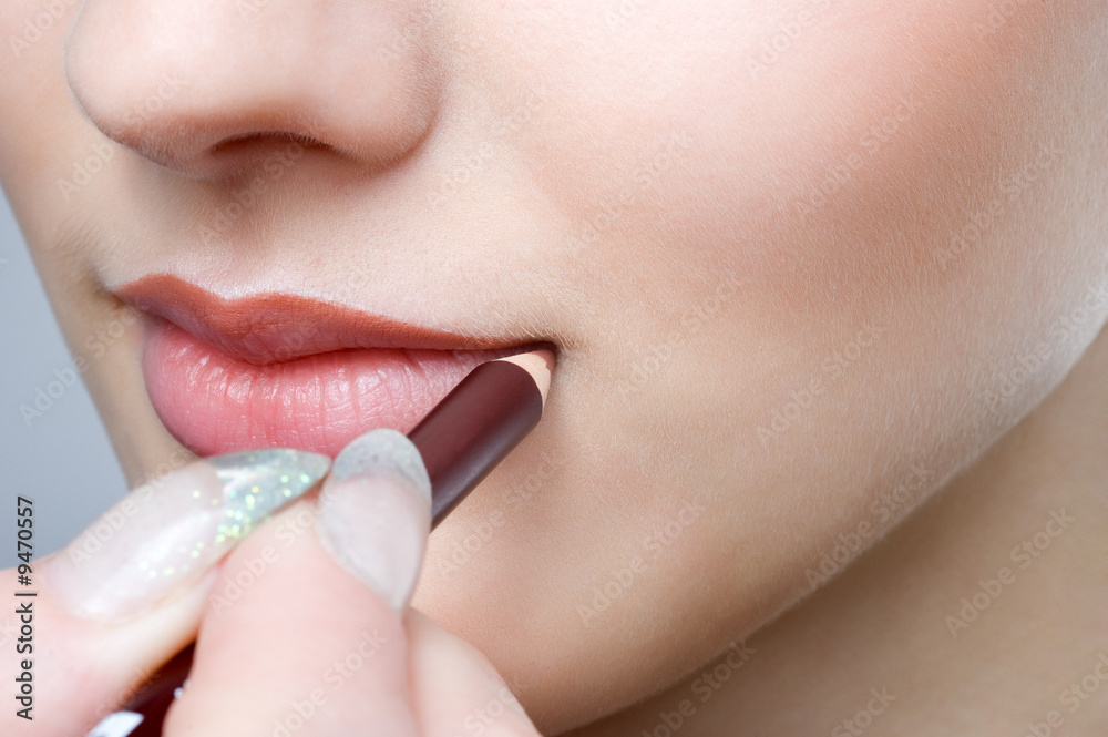 Fototapeta premium makijaż, nakładanie konturówki na usta