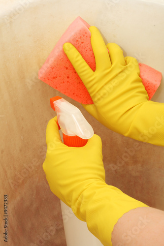 Cleaning a very dirty surface with spray and sponge