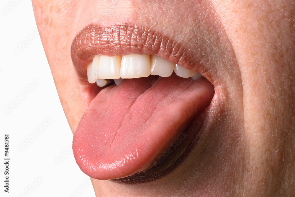 Obraz premium Frau streckt Zunge raus