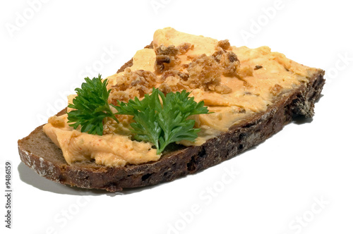Brot mit angemachtem Käse, Petersilie und gerösteten Zwiebeln photo