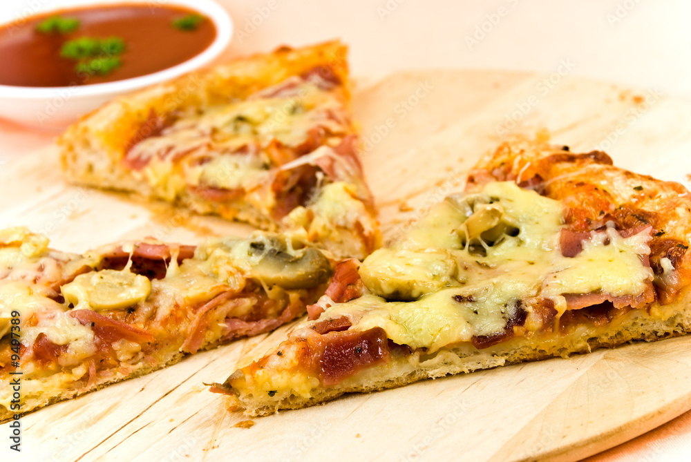 Pizza salami in scheiben