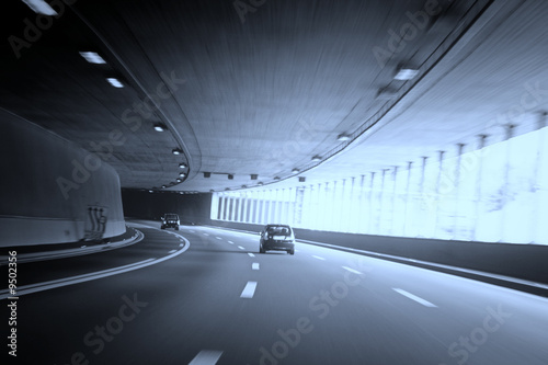 Trafic in a large tunnel