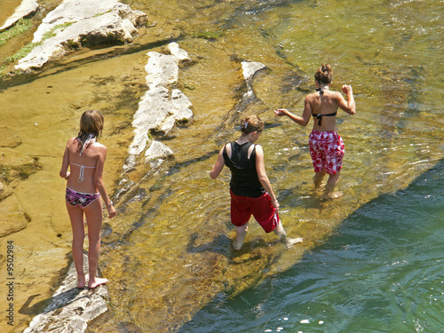 Fotografía promenade les pieds dans l'eau