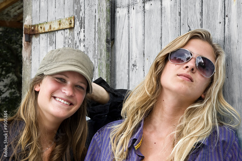 Canvastavla Blond young girls posing.