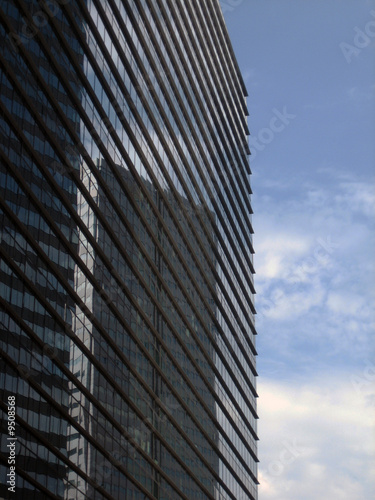 Immeuble moderne avec reflet
