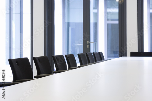 Konferenzraum mit schwarzen Stühlen photo
