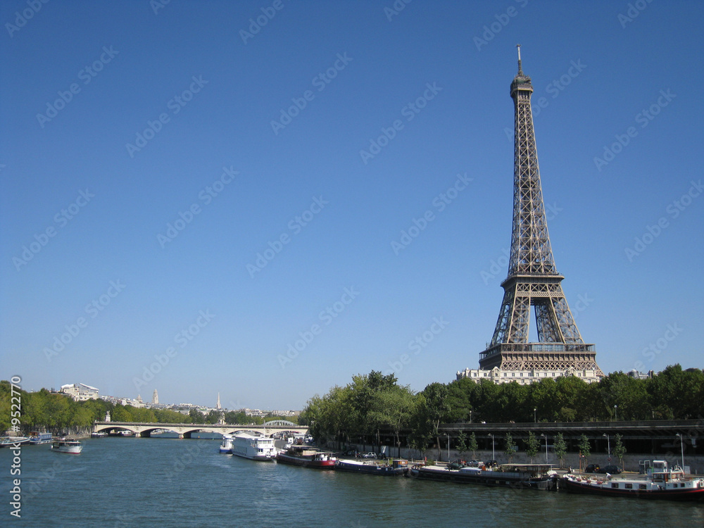 tour eiffel dominant la seine