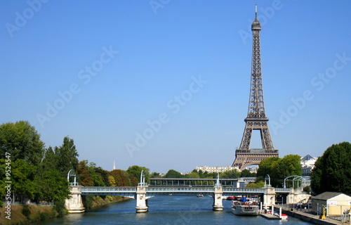 metro devant la tour eiffel