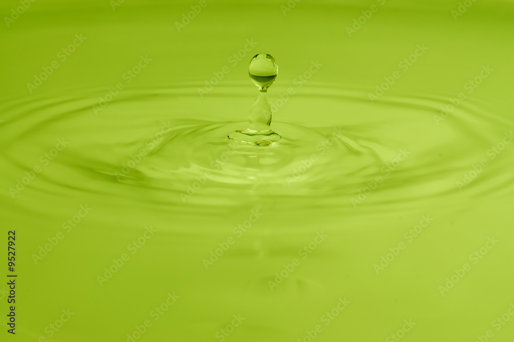 Tropfen in Aloe Vera