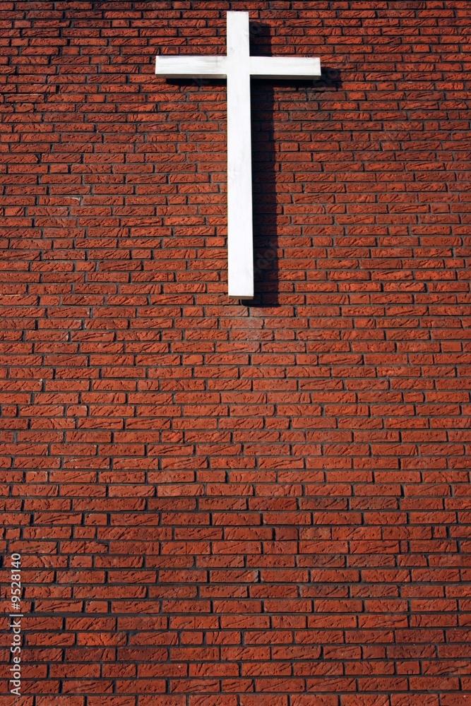 Kreuz auf Ziegelwand