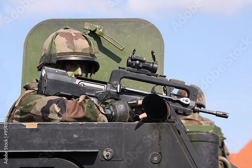 Soldat im Panzer mit Waffe photo