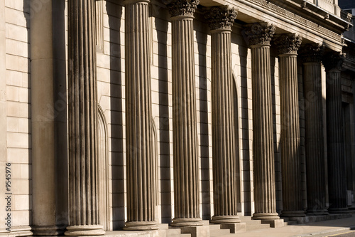 stone columns outside the bank of england