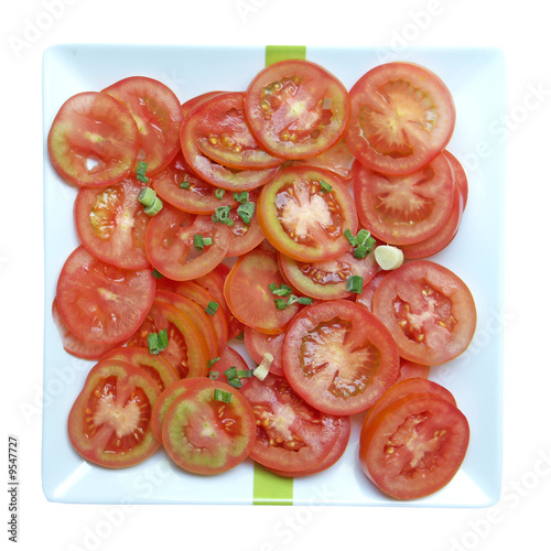 tomates et ciboulette dans assiette