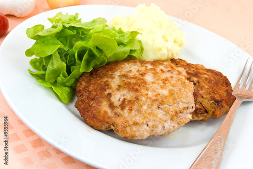 Frikadellen mit Püree,Tomatensoße,Salat