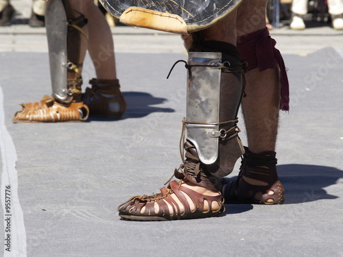 Sandalias y protecciones en piernas de gladiadores