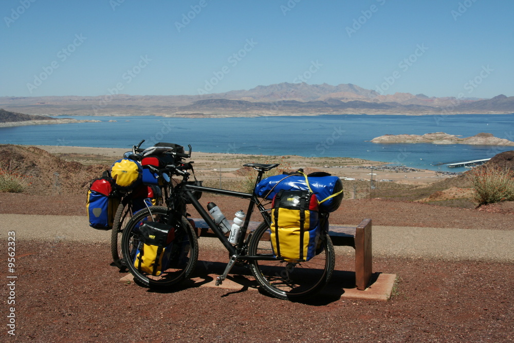 Obraz premium Fahrradtour in den USA, im Hintergrund der Lake Mead