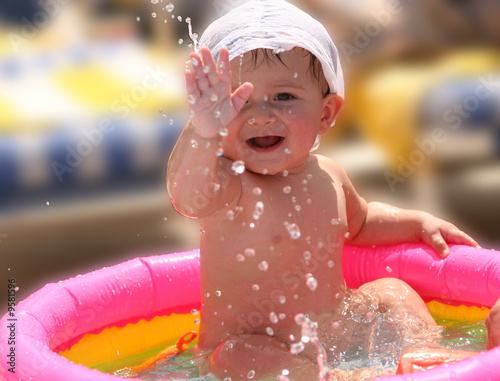 bambino gioca in una piscina