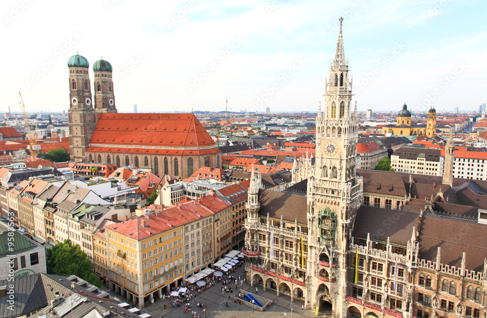 Fototapeta premium The aerial view of Munich city center from the Peterskirche
