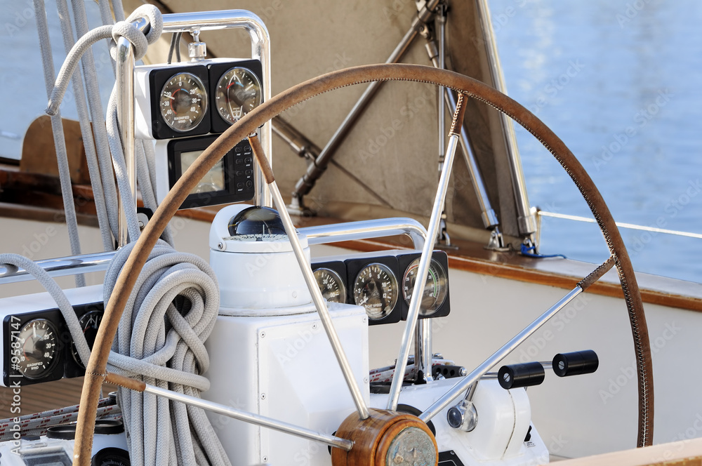 Foto Stock Timone e strumentazione di barca a vela