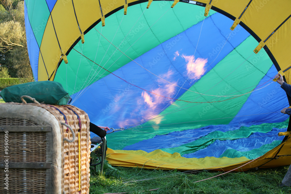 Fototapeta premium Gonflage montgolfière avec un bruleur gaz