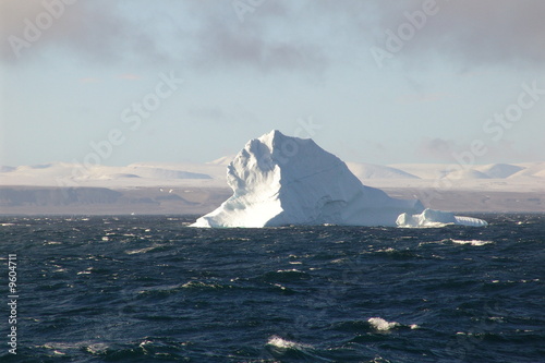 Iceberg en vue de la c  te brumeuse