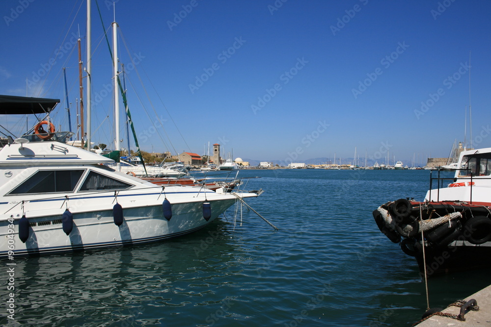 Fototapeta premium Bateaux dans le port de rhodes