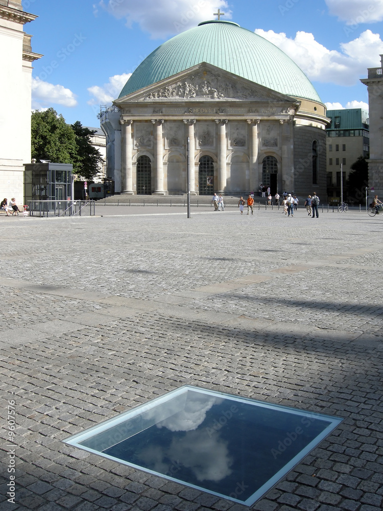 Fototapeta premium Berlin, Mahnmal und Hedwigs-Kathedrale