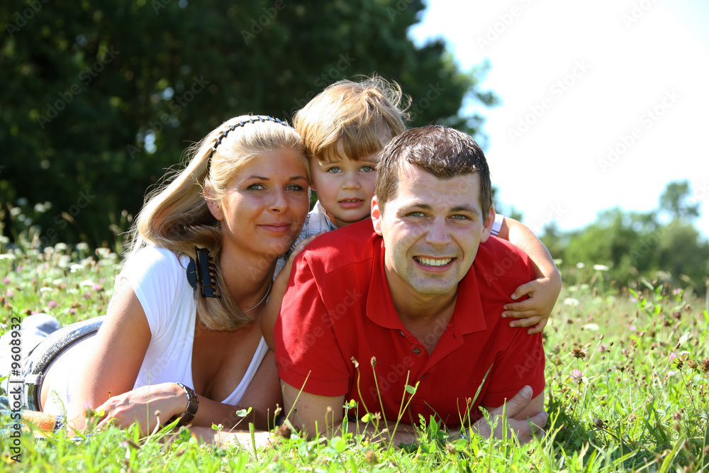 Fototapeta premium Junge Familie mit einem Kind