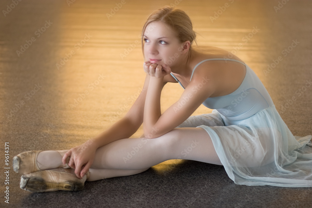 Naklejka premium boring ballerina is siting on the floor