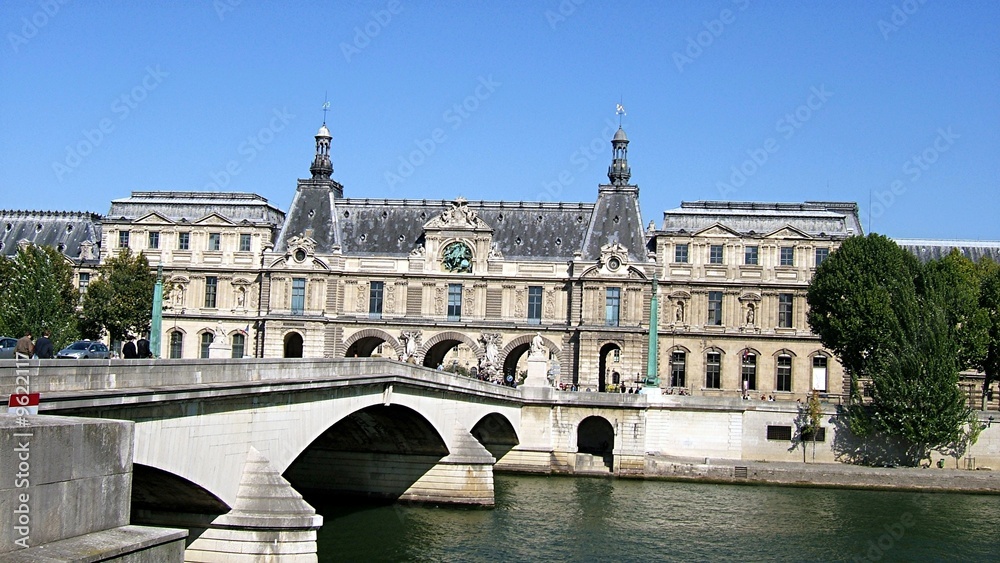 Le Louvre vue de la rive gauche