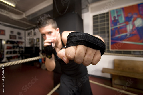 Boxer im Ring mit Bandagen photo