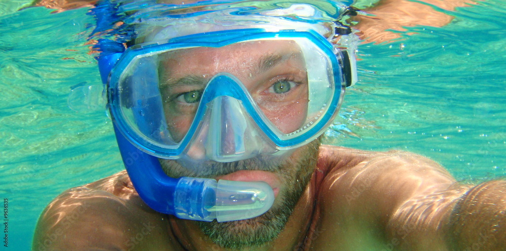 Naklejka premium snorkelling dans la mer des caraïbes