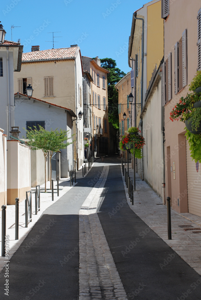 Obraz premium Picturesque little street in the provence (south of France)