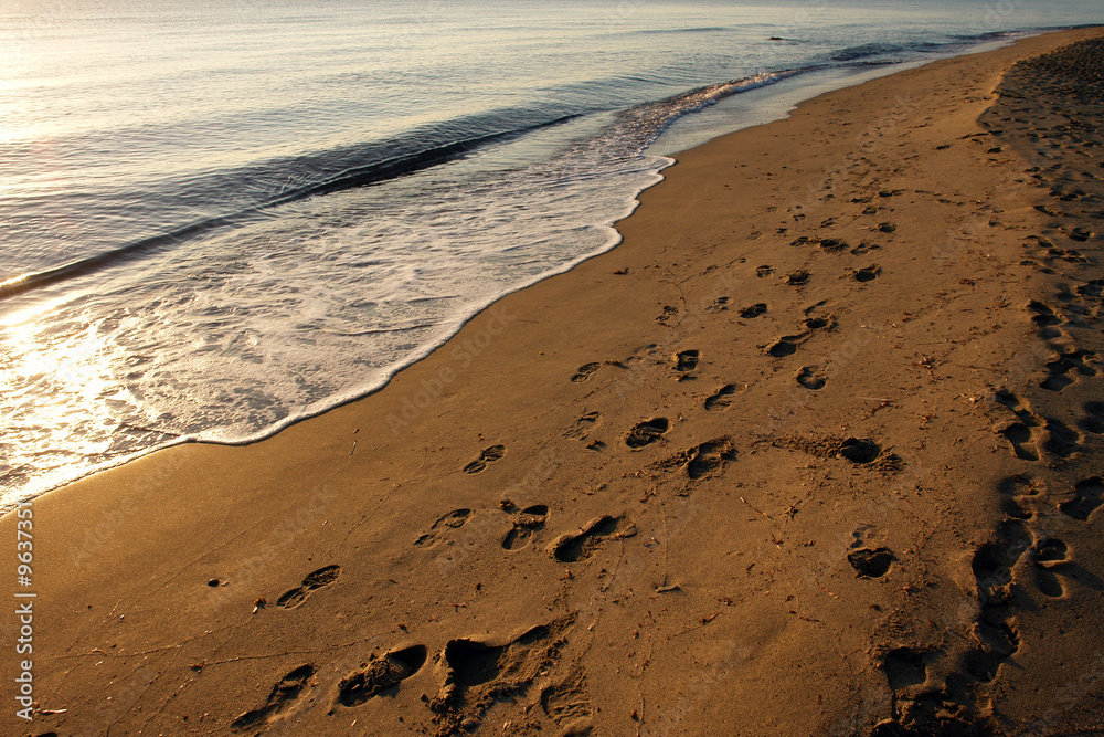 trace de pied dans le sable d'une plage corse trace de pied dans le sable d'une plage corse