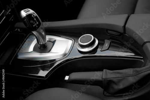 The gear-change lever in the modern car © terex
