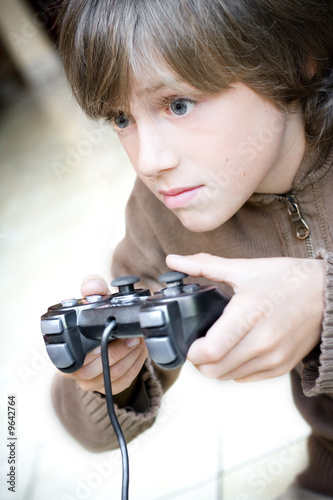 dépendance jeu vidéo enfant garçon addiction tv console joystick