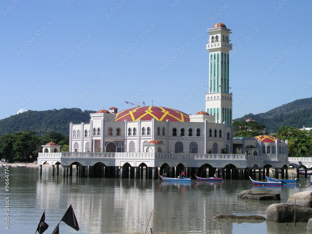 Fototapeta premium Mosque by the sea with fishing boats in Penang