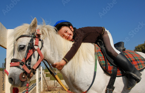 fillette et son poney shetland photo