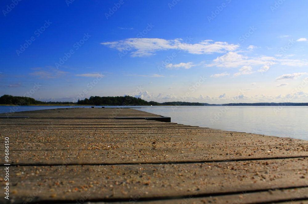 Ein Bootsanleger am Wasser