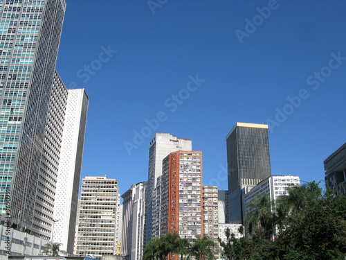 Buildings modernes, ciel bleu, Brésil. © Bruno Bleu