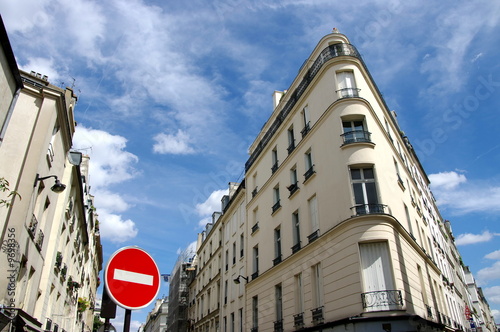 Tableau sur toile Rue en sens interdit avec immeuble blanc, Paris, France.