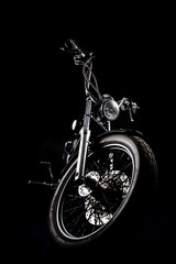 Tableau sur plexiglas Moto Chopper avant isolé sur fond noir  © drx