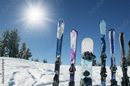 Sport d'hiver ski ciel soleil Vacances à la neige photo