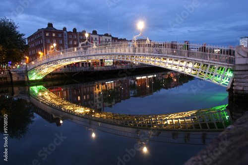 Obraz na plátně The ha'penny bridge in dublin, ireland, at night