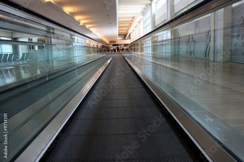 Moving Walkway in Airport - Prespective View © Kuvien