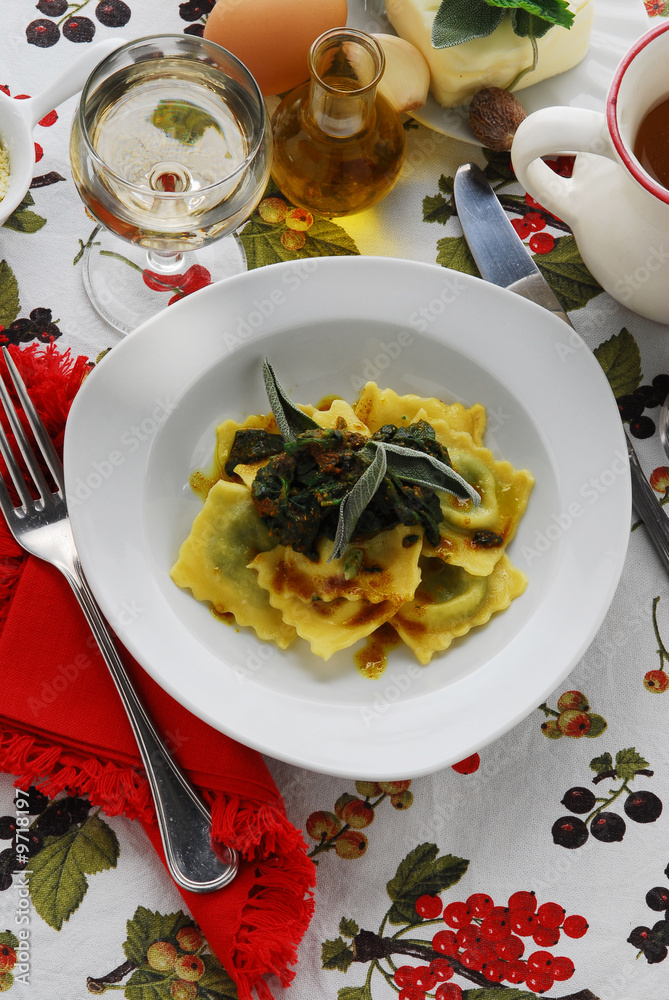 Tortelli alla ricotta ed ortiche - Primi Toscana