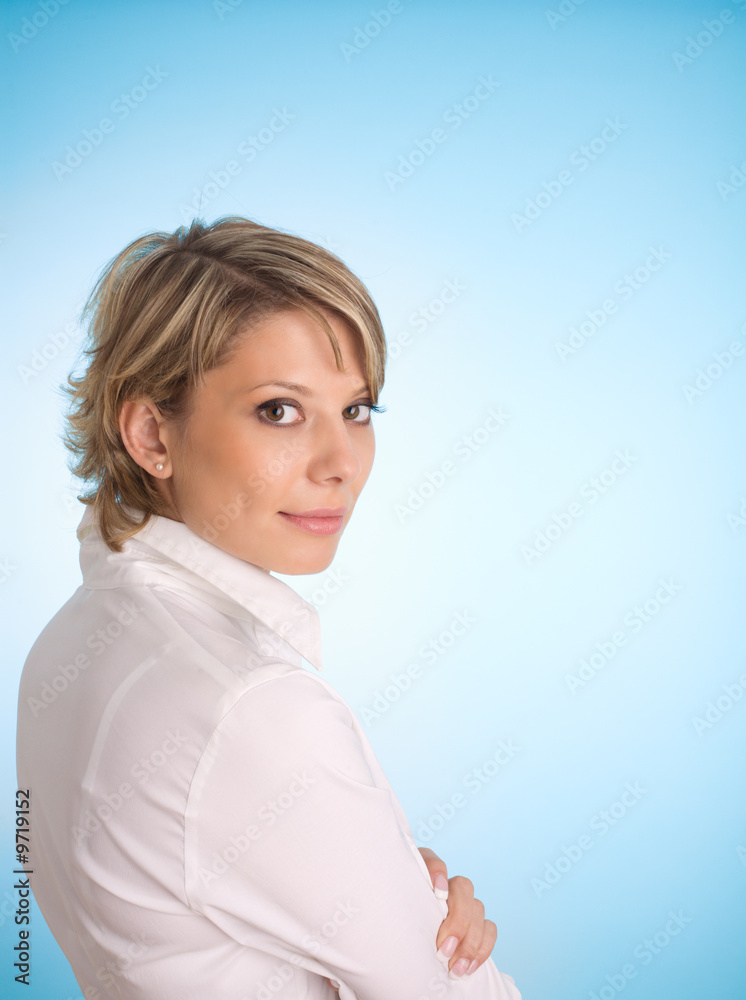 Obraz premium Clever businesswoman in half turn over blue background
